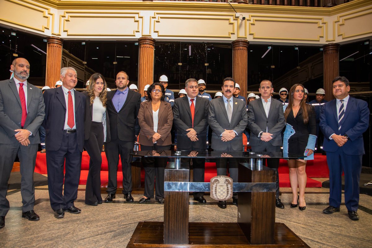 ManfredBolivia's tweet photo. ¡Día histórico para #Cochabamba y para el país!, firmamos la Alianza Público - Privada para el cambio de la iluminación total de la ciudad al sistema #LED, una mega obra que será autofinanciada con el mismo ahorro que genera este tipo de luminarias; es decir, a 0 deuda, ya que las mismas ahorrarán alrededor del 60% del consumo actual. Hace poco más de 25 años realizamos el cambio de las luminarias de Mercurio al sistema de Sodio, una obra pionera en su tiempo, hoy tengo el privilegio de emprender nuevamente este trabajo con una visión de futuro, trayendo lo mejor de la tecnología en iluminación para la mejor ciudad de #Bolivia.