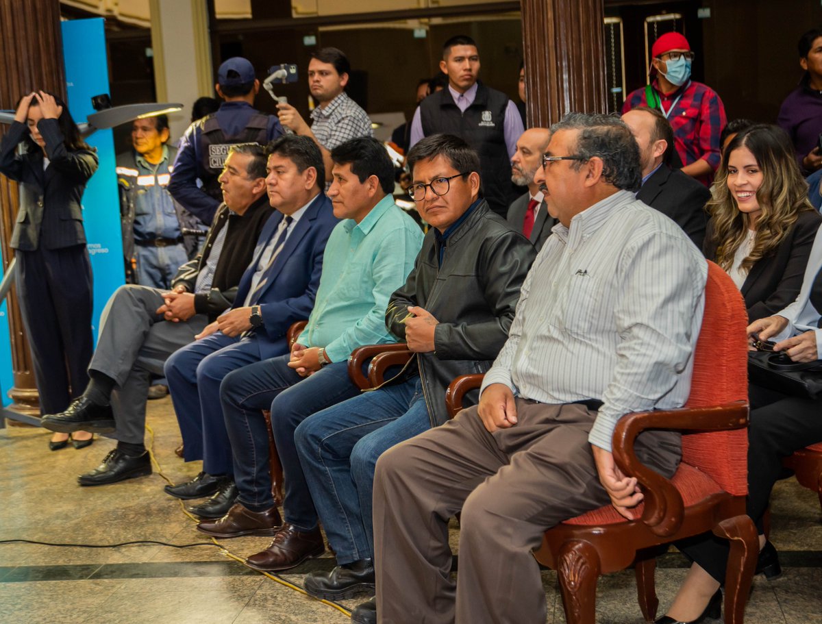 ManfredBolivia's tweet photo. ¡Día histórico para #Cochabamba y para el país!, firmamos la Alianza Público - Privada para el cambio de la iluminación total de la ciudad al sistema #LED, una mega obra que será autofinanciada con el mismo ahorro que genera este tipo de luminarias; es decir, a 0 deuda, ya que las mismas ahorrarán alrededor del 60% del consumo actual. Hace poco más de 25 años realizamos el cambio de las luminarias de Mercurio al sistema de Sodio, una obra pionera en su tiempo, hoy tengo el privilegio de emprender nuevamente este trabajo con una visión de futuro, trayendo lo mejor de la tecnología en iluminación para la mejor ciudad de #Bolivia.