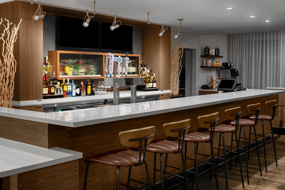 Allow yourself to enjoy the ambiance and offerings of The Bistro while you stay with #CourtyardHotels. 

📍 Courtyard Los Angeles Burbank Airport