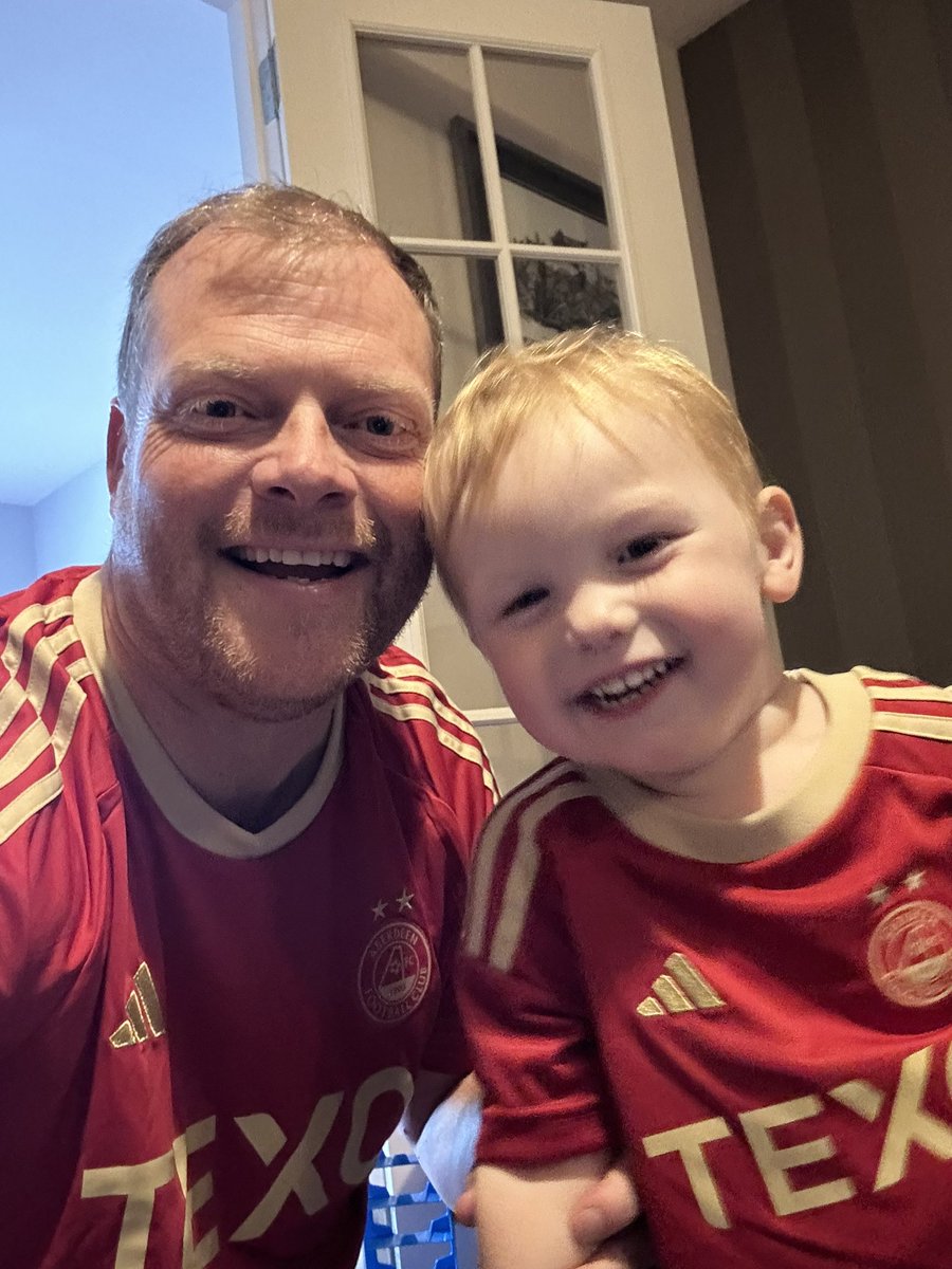 cooksj76's tweet photo. Someone is delighted with their new Dons kit 😍
#coyr @AberdeenFC https://t.co/cPbTIbTMG0
