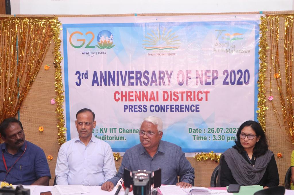 pibchennai's tweet photo. Shri. Manivannan, Deputy Commissioner, Regional Office, Chennai , @KVS_HQ addressing in the press conference on #NEP2020 .

@PMOIndia @narendramodi @dpradhanbjp @Drsubhassarkar @Annapurna4BJP @RanjanRajkuma11 @EduMinOfIndia @MIB_India @PIB_India @kv_iit @dcchennaikvs https://t.co/GPAXNzo6J6