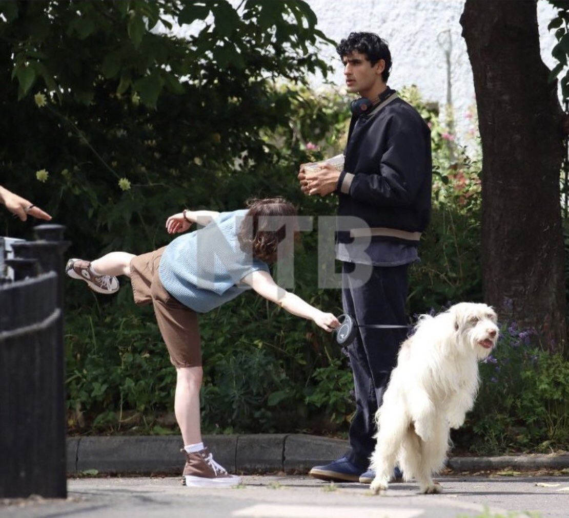 MAYCLAlRS's tweet photo. LMAOOOO barney’s walking HER 😭 https://t.co/bJcten9wTV