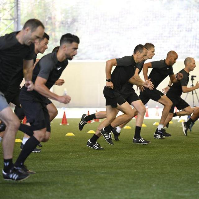 lequipe's tweet photo. Comme les joueurs, 90 arbitres centraux et assistants sont réunis à Clairefontaine, pendant trois jours, pour passer des tests physiques et recevoir les nouvelles directives de la saison à venir. https://t.co/EBL21sQGFi https://t.co/9xW50ABGS7