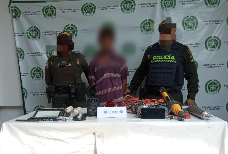 SucrePolicia's tweet photo. En Sincelejo #PoliciaDeMiCuadrante capturaron a un sujeto por el delito de hurto quien habría hurtado varios elementos evaluados en más de 4 millones de pesos en un establecimiento comercial. 
#DiosYPatria https://t.co/DA13O6wSii