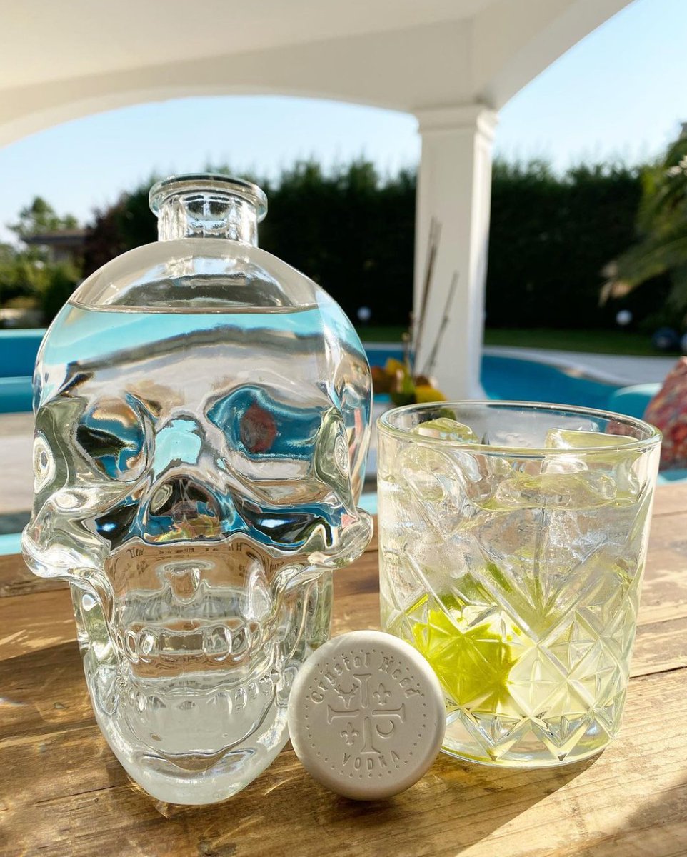 crystal_head's tweet photo. Friends don’t let friends get thirsty 😉

📸: @ thetastegiver

#NationalRefreshmetnsDay #Refreshments #CrystalHeadVodka #CrystalHead #Vodka #SkullHead #SkullVodka #DanAykroyd #VodkaForTheCreativeSpirit #Canadian https://t.co/RZFDYmjFgm