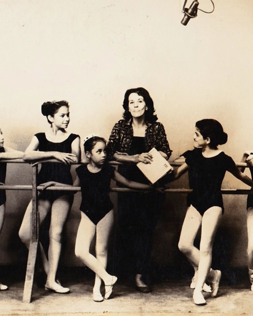 filarmonicasv's tweet photo. Lamentamos profundamente el fallecimiento de la maestra Alcira Alonso.

Pionera en implementar el sistema de enseñanza inglés del Royal Academy of Dance en El Salvador y Centro América, así como en la gestión cultural de El Salvador. 

¡Maestra, será siempre baile! https://t.co/uBdrDHA9Gj
