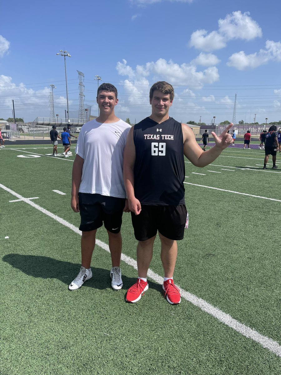 CoachKScholz's tweet image. Past Panther and @TexasTechFB OL @CalebRodkey stopped by freshman camp today! 

Pictured next to 2026 OL Jordan Burnett
And 2027 OL Luke Jackson

Bright future at the OL position!!!! 
#RPDNA🧬 #GunsUp🌵 
@JoeyMcGuireTTU @COACHJUICE_