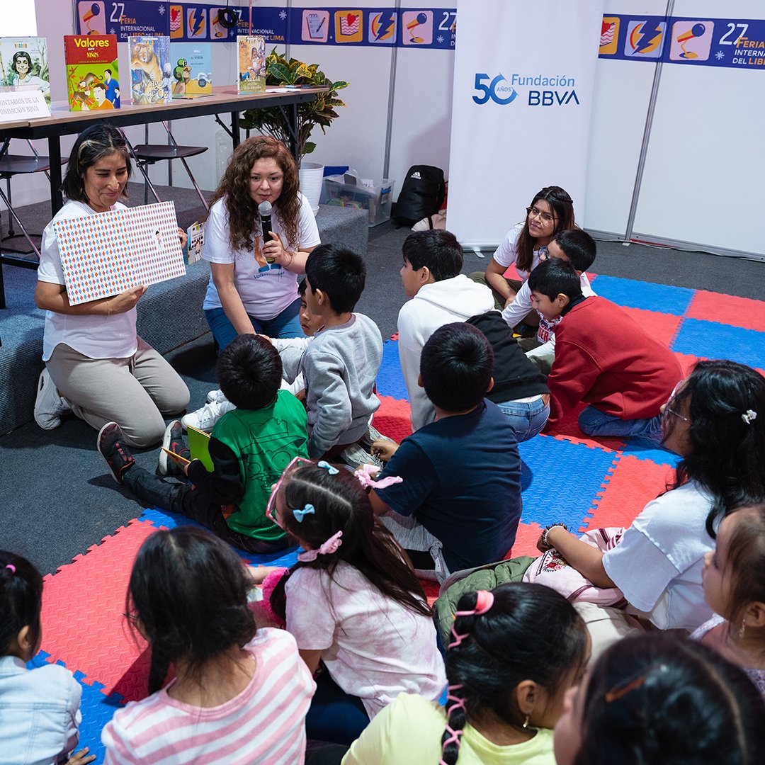fundacionbbvape's tweet photo. 💙 ¡Gracias a todas las familias presentes!

Así fue nuestra primera sesión de lectura compartida
en la @FilLimaPeru, organizada junto con @luminarioperu y los voluntarios @bbvaperu. 📚

📍 Próxima sesión: Sábado 5 de agosto a las 11 am en el auditorio infantil.

#FBBVA50Años https://t.co/JKe6tYuu8X