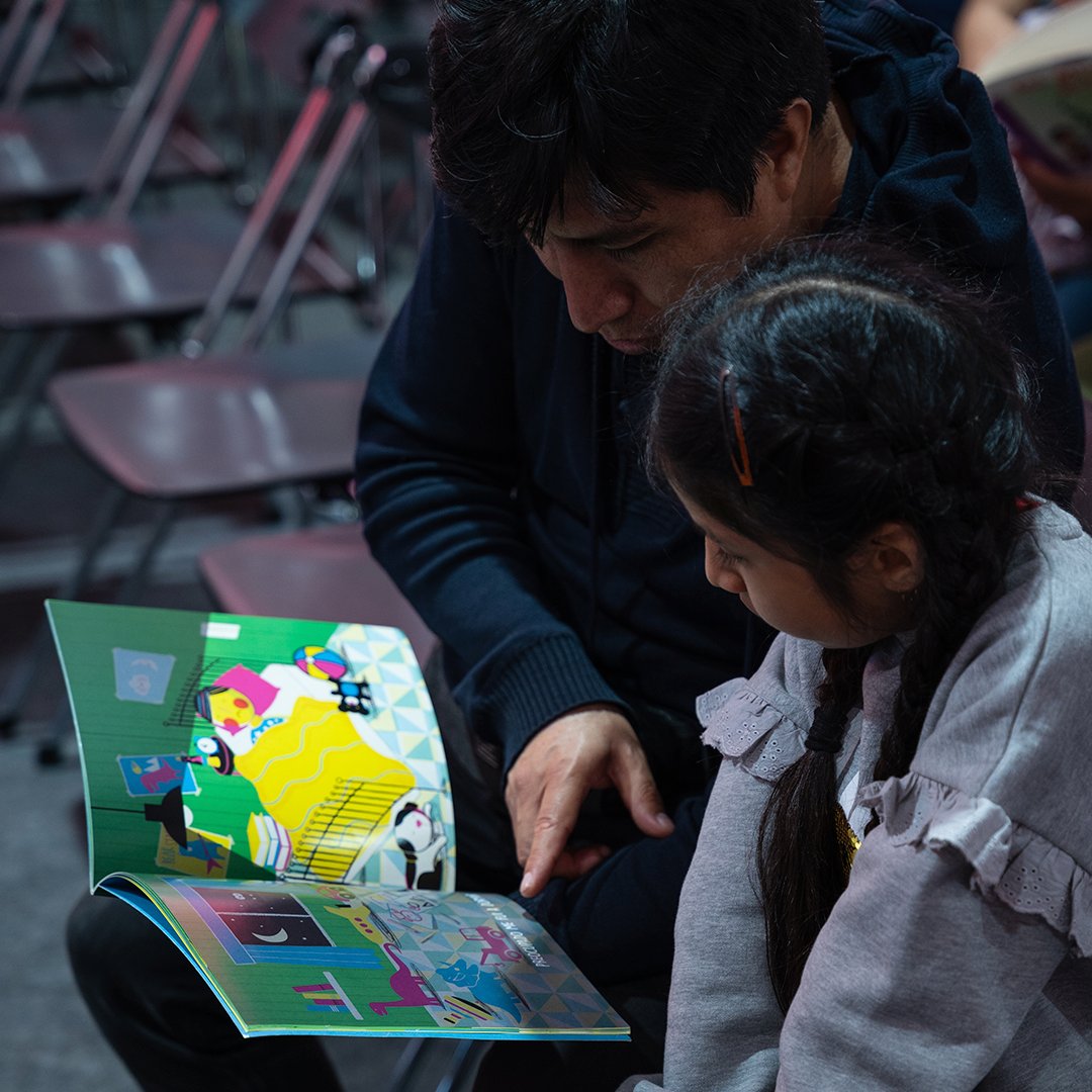 fundacionbbvape's tweet photo. 💙 ¡Gracias a todas las familias presentes!

Así fue nuestra primera sesión de lectura compartida
en la @FilLimaPeru, organizada junto con @luminarioperu y los voluntarios @bbvaperu. 📚

📍 Próxima sesión: Sábado 5 de agosto a las 11 am en el auditorio infantil.

#FBBVA50Años https://t.co/JKe6tYuu8X