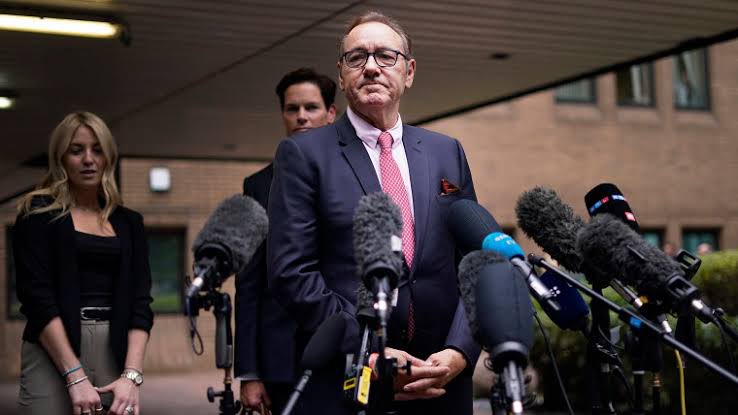 O ator Kevin Spacey foi absolvido de todas as nove acusações de crimes sexuais.

O julgamento se deu por um Júri em Londres.

A absolvição de Spacey gera algumas questões relevantes.

Primeira: a carreira dele foi destruída e isso foi causado a partir de acusações. Não houve um