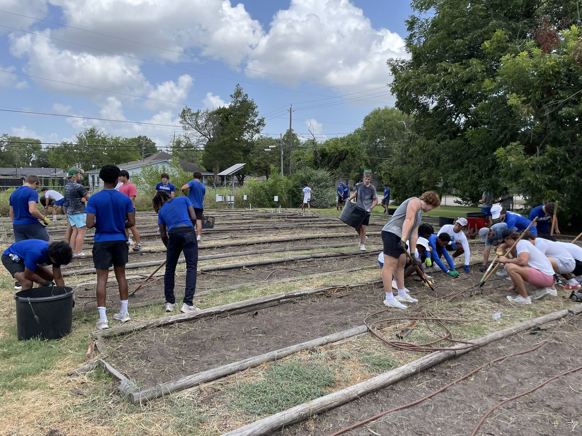 The tradition of last day of summer workouts continues. Giving back day. Thank you @TargetHunger for feeding 7k Houstonians a month. Unfortunately, because of lack of resources, that number could be as high as 19k. Great job today Knights!! #KnightsStandOut @EHSSports