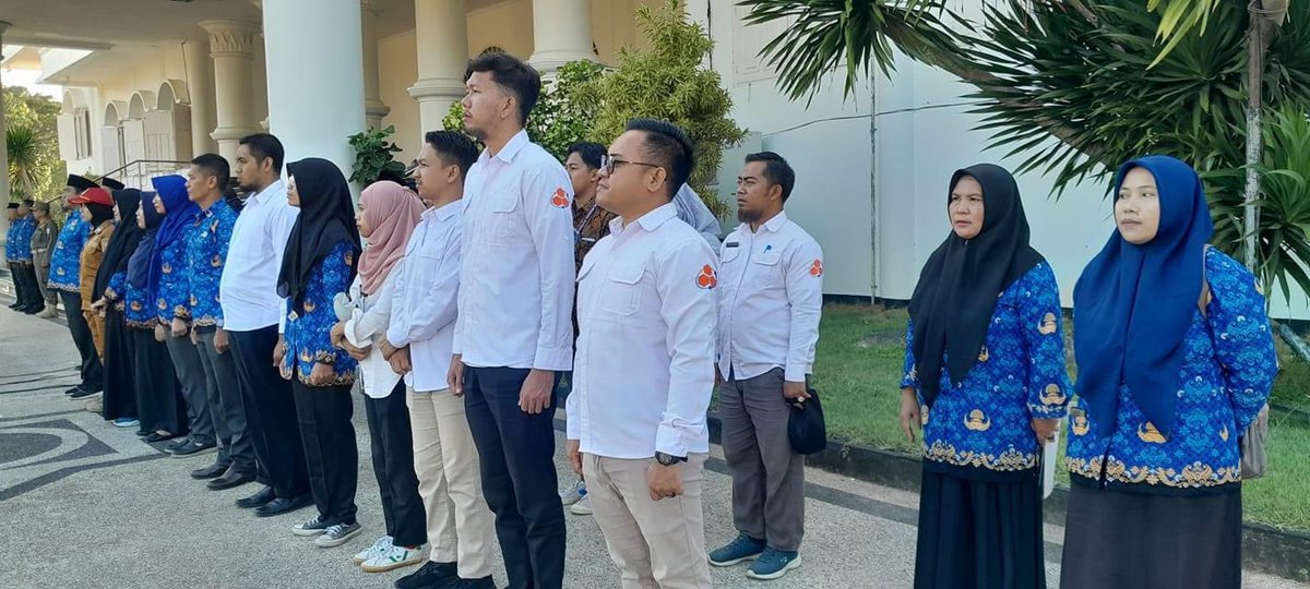 Lama sekali, bahkan sudah lupa, kapan kali terakhir ikut upacara..

Alhamdulillah, beberapa waktu yg lalu diundang oleh Pemkab Sumbawa Barat utk hadir dlm upacara syukur, hari jadi kab tsb.

Selain acaranya khidmat, soto maduranya juga mantap 👍🏻