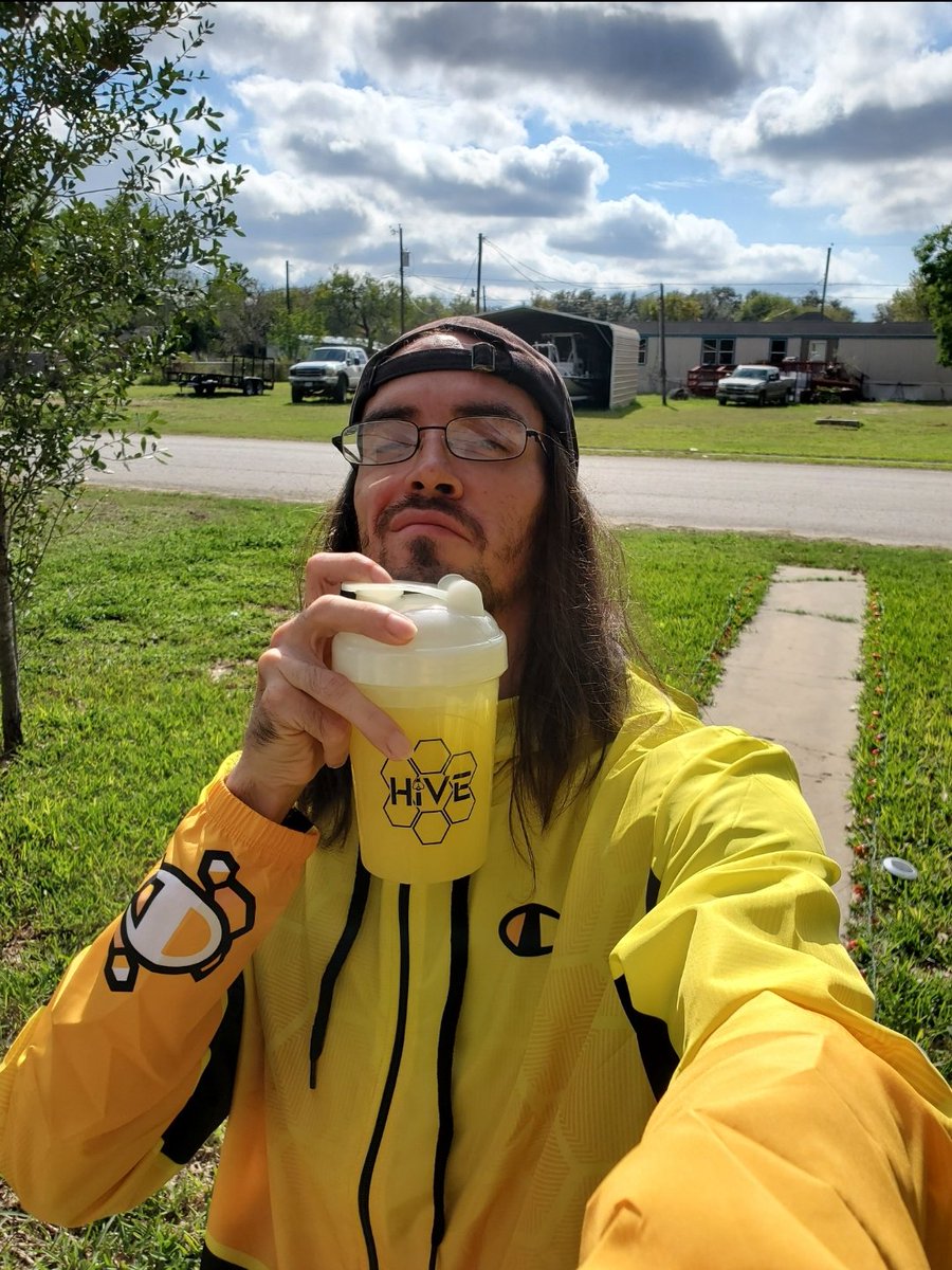 attackoncam's tweet image. Happy birthday @SavinTheBees. Enjoy your day.