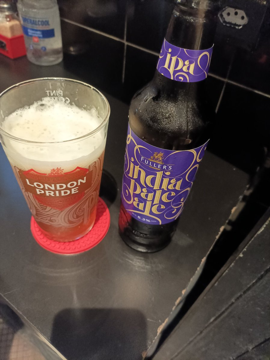 Falhei em tudo.
Como não fiz propósito nenhum, talvez tudo fosse nada.
A aprendizagem que me deram,
Desci dela pela janela das traseiras da casa.
Fui até ao campo com grandes propósitos.
Mas lá encontrei só ervas e árvores,
E quando havia gente era igual à outra.
Álvaro de Campos