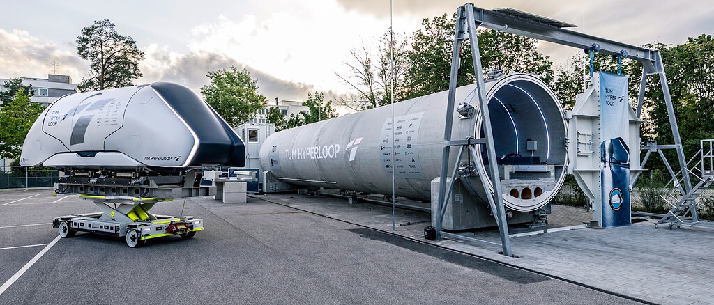 Europas erste Teststrecke für Passagiere: <a href="/TUM_Hyperloop/">TUM Hyperloop</a> nimmt in Ottobrunn bei München seine Vakuumröhre in Betrieb. Die Kapsel schwebt mit 16 km/h durch eine 24-Meter-Röhre aus Beton. Klingt nach wenig, könnte aber ein Meilenstein sein. buff.ly/3rR5TpK