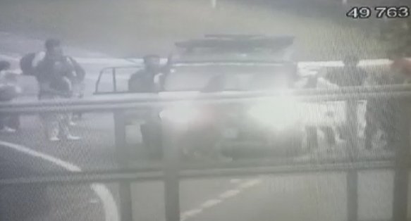 CoviandinaSAS's tweet photo. Coviandina recuerda a los usuarios la vigencia de la Resolución 2472 del Invías que define el cierre total de la vía entre el PR46+100 y el PR50+100, por lo cual, por el puente y por su seguridad, no está autorizado el tránsito de peatones, especialmente de largo recorrido. https://t.co/ud2ooJE88r