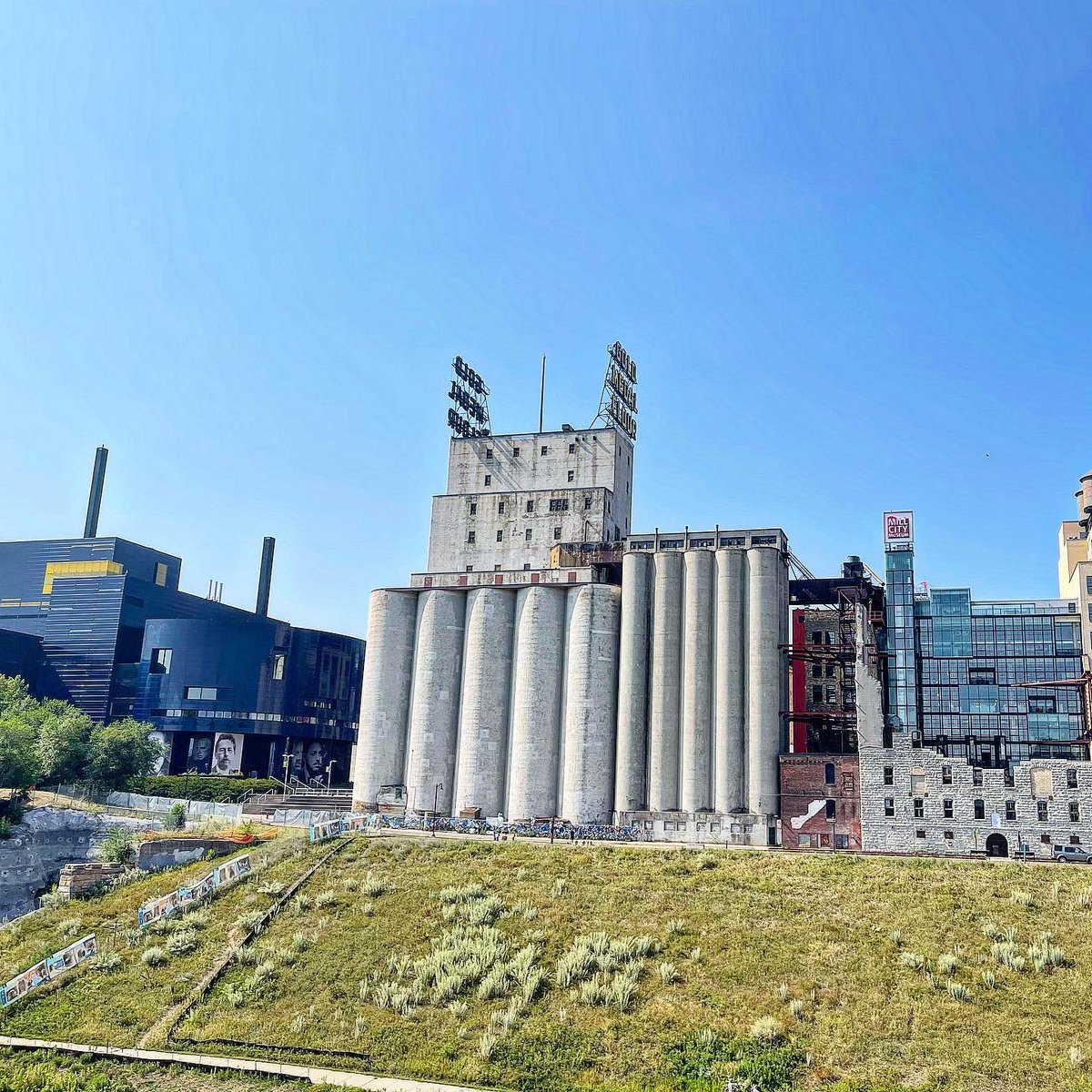 JayDucoteTravel's tweet photo. 🇺🇸 State #49: @exploreminn
📍Downtown @MeetMinneapolis
🍞 @Pillsbury
🏅 @GoldMedalFlour
💦 #MississippiRiver, #SaintAnthonyFalls
🌉 #stonearchbridge
#minneapolis #meetmpls #onlyinmn #usa #50states #bucketlist #travel #adventure #bridge #downtown https://t.co/9rwU6VNOnD