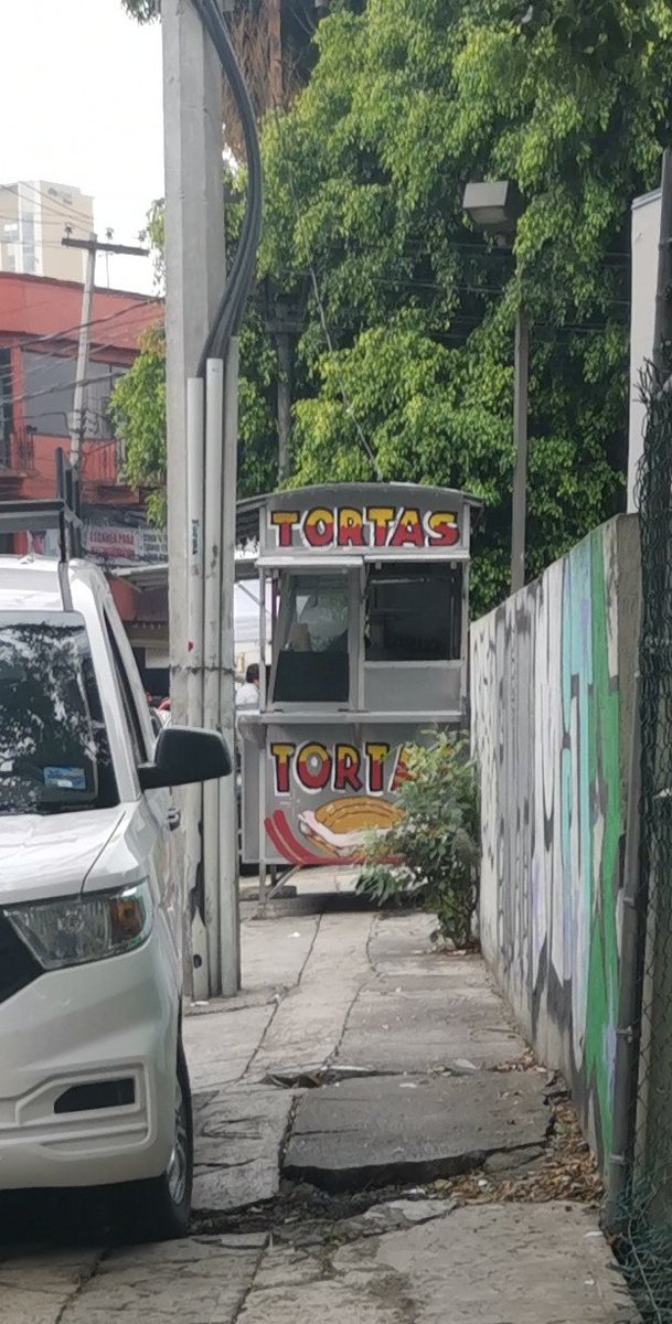 Rebollar_MRC's tweet photo. @Gob_Tlalne ustedes autorizaron este puesto de tortas ocupando toda la banqueta sobre Calle Sor Juana Inés de la Cruz, en Viveros de la Loma?? Atrás de Sam's Club Satelite. Nos apoyan retirandolo por favor. https://t.co/nxpIvhSaQ2