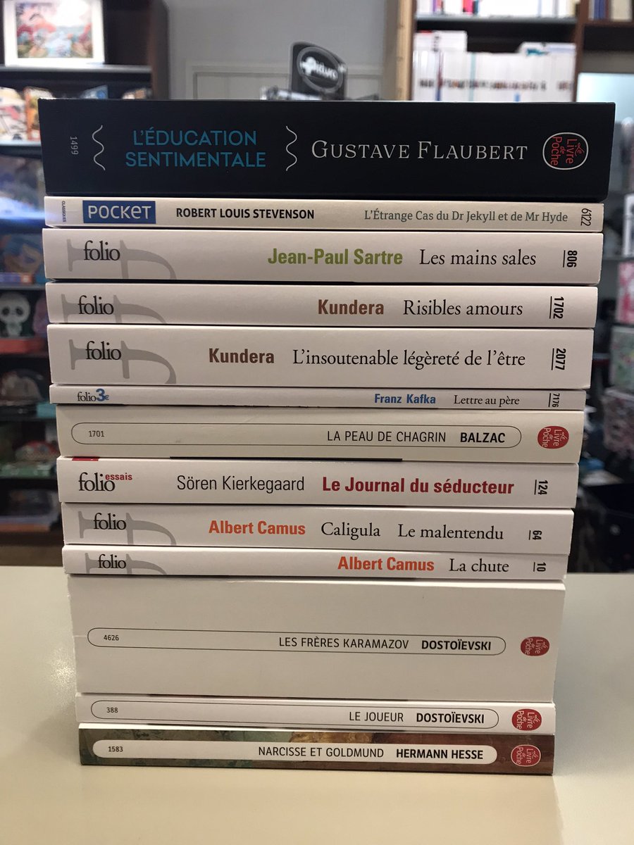 passeurcritique's tweet photo. Il a 18 ans, il est en STAPS et il adore lire. Lui aussi est venu avec une liste et il a pioché dedans. Il est tombé dans la lecture en découvrant L’étranger et depuis il dévore. Voici ce qu’il a choisi aujourd’hui. #Lesjeuneslisent https://t.co/YA8557QtMt
