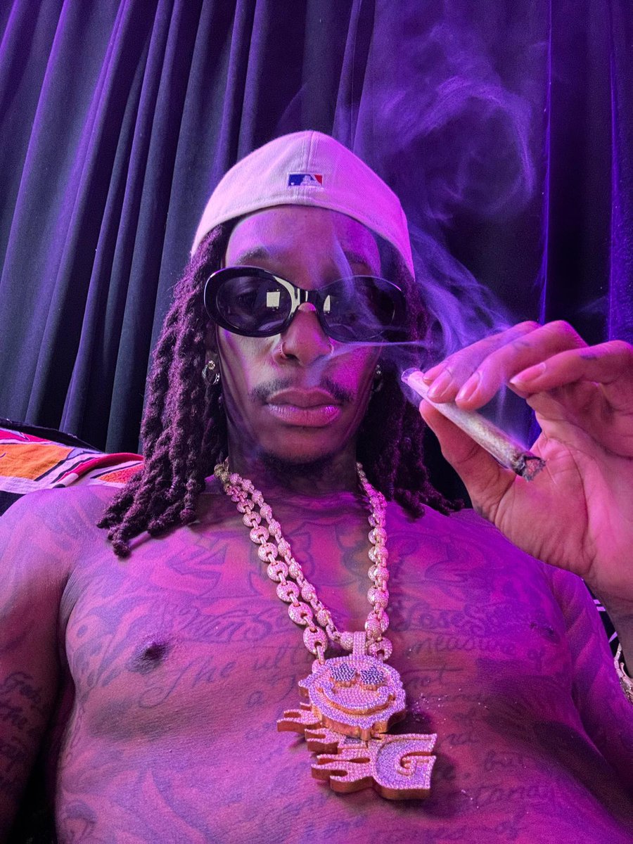 wizkhalifa's tweet photo. My eyes were sensitive so i wore my glasses on stage. https://t.co/BeFCWalPUv