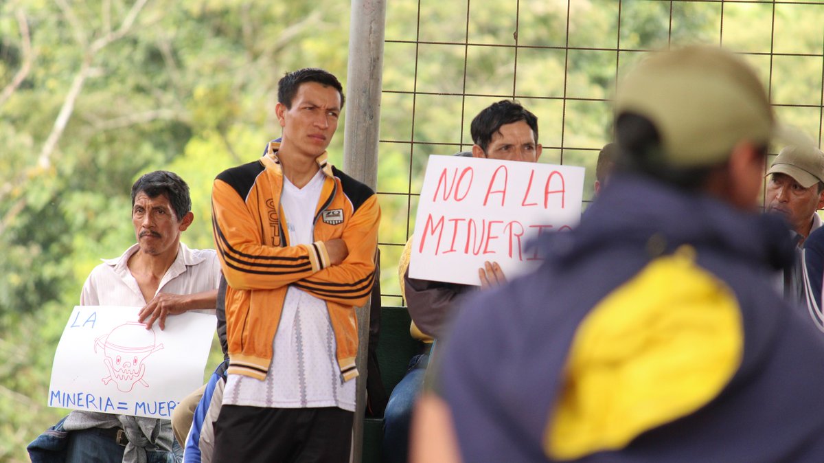 Personas ajenas a la parroquia iniciaron acciones violentas contra los centros de información, coartando el derecho de los habitantes a ser informados, consultados y progresar.
<a href="/CorteConstEcu/">Corte Constitucional</a> @RecalesEc <a href="/laplatamining/">Proyecto La Plata</a>