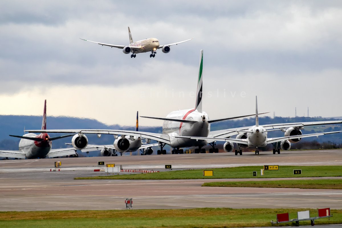 airlinerslive's tweet image. Can you count ALL of the engines?👀

#aviation #airport #planespotting