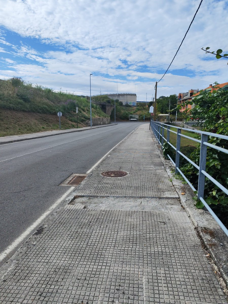 Mlouher's tweet photo. Vai máis dun ano, e a beirarrúa segue sen arranxar... #Martinetebarrioesquecido
@avmontemartelo @Depucoruna @ConcelloCoruna https://t.co/yptZQfS6G0