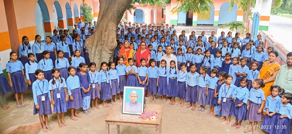 PKPankaj4's tweet photo. @News18Bihar @aajtak @KashishBihar @PMOIndia @VijayKu10905637 @Asmita80283715 @NitishKumar @yadavtejashwi
भारत रत्न, मिसाइल मैन, भारतीय गणतंत्र के ग्यारहवें राष्ट्रपति, वैज्ञानिक और अभियंता डॉक्टर ए पी जे अब्दुल कलाम के पुण्यतिथि तिथि के अवसर पर पुष्प अर्पित करते बच्चे व शिक्षकगण https://t.co/1QOxHq7lur