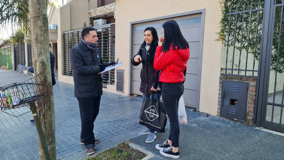 ¡Seguimos escuchando a los vecinos!

Consideramos que el contacto directo con los #vecinos es la clave para seguir mejorando los barrios de #TresDeFebrero, por eso seguimos escuchándolos y acompañándolos 💪🏻

Vamos por más #juntos 😊