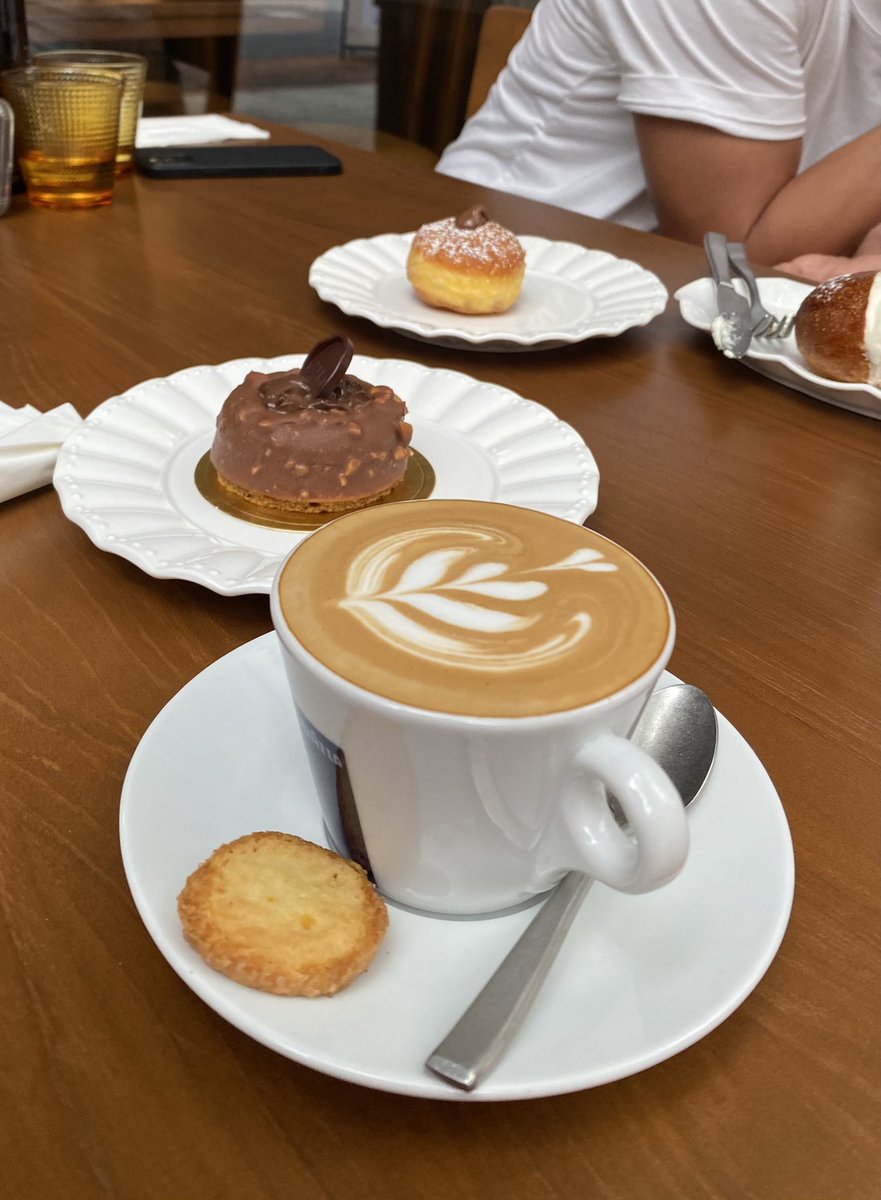 hasorov's tweet photo. Coffee Review:
Hot latte using Lavazza beans @ Crema KL

Verdict:
Latte Art - 4.5/5 
Overall taste - 4.5/5
Vibe - 4/5 (Italian cafe X restaurant decor)
Service - 5/5 https://t.co/YHl9pBNgFZ