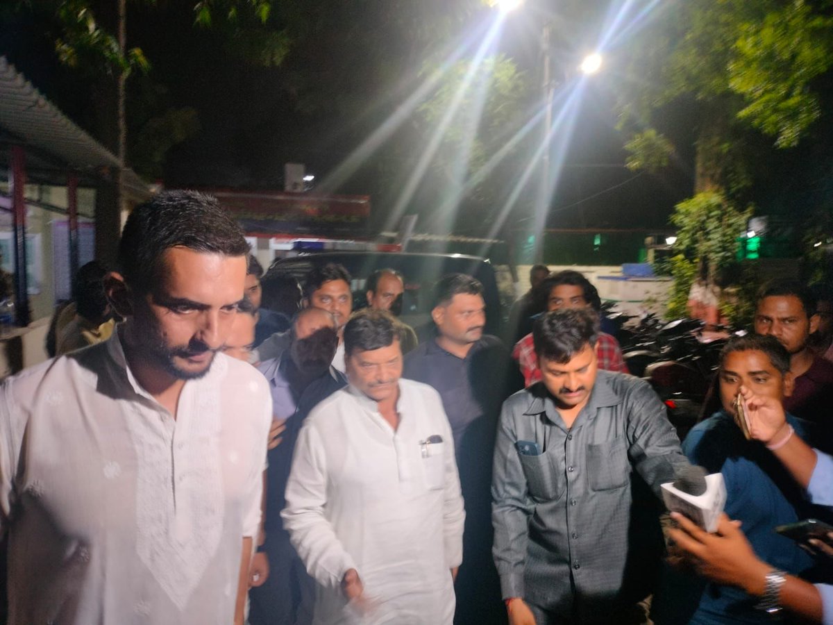 शिवपाल यादव के निजी सचिव को हिरासत में लेने के बाद शिवपाल पहुंचे लखनऊ के गौतमपल्ली थाने। निजी सचिव की गाड़ी में कुछ आपत्तिजनक वस्तु बरामद करने के बाद उसे हिरासत में ले लिया गया। शिवपाल यादव के थाने पहुंचने पर निजी सचिव रिहा। शिवपाल अखिलेश यादव से मिलने पहुंचे। 

<a href="/TheLallantop/">The Lallantop</a>