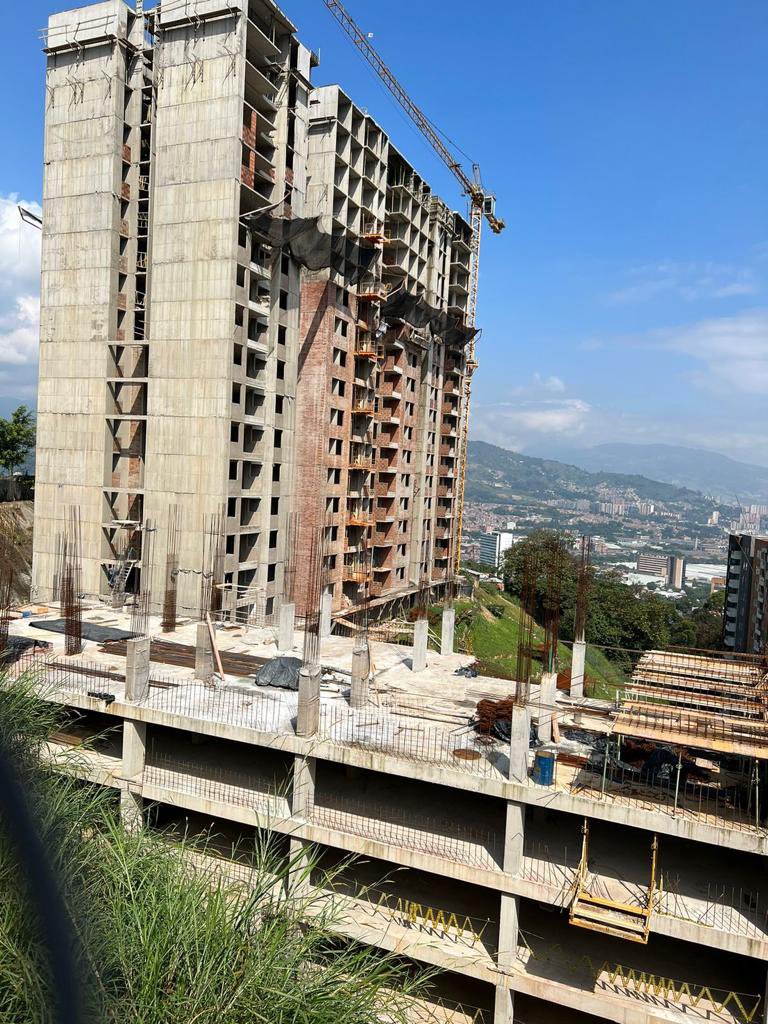 <a href="/aciertoinmobili/">Acierto Inmobiliario</a> #Guatapuri <a href="/AlcaldiaEnv/">Alcaldía de Envigado</a> Ya van varios meses desde la última reunión y continuamos sin panoramas claros, con incertidumbre de parte de Acierto, sin respuestas claras, sin soluciones, aún con nuetsros sueños en ladrillos..