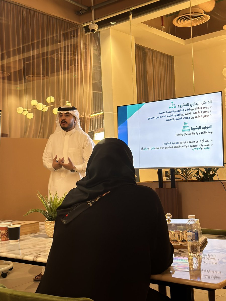 HananAbdullah_4's tweet photo. ورشة إعداد الملف التسويقي للمشروع مع المستشار عبدالله القحطاني ✨👏🏻
@AbdullahNQ7 

#تسريع_ابتكار_الجمعيات https://t.co/PgT1woYt94