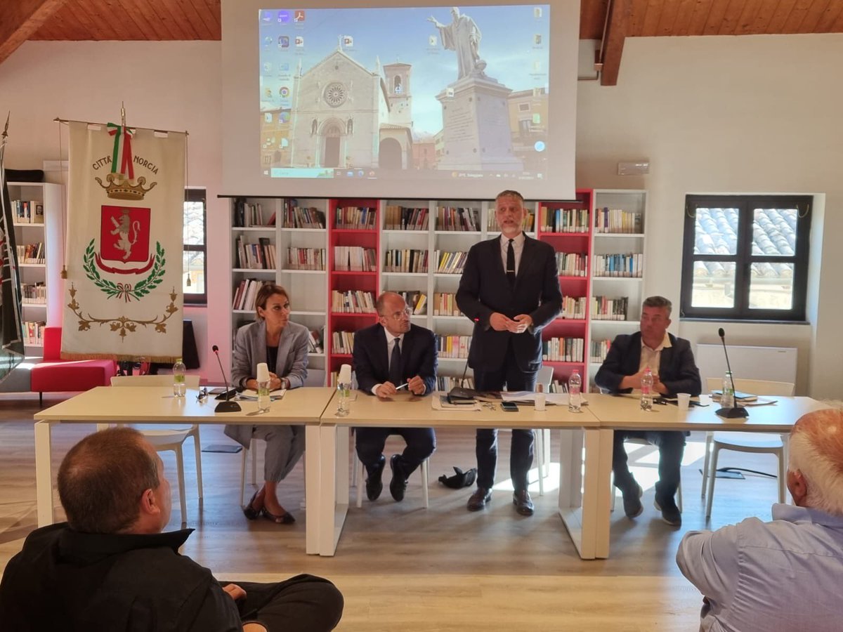 «Siamo qui per mettere a disposizione le competenze del MAXXI per la ricostruzione materiale e immateriale dei territori colpiti dal sisma», @a_g_giuli all’incontro con il Commissario Castelli e i primi cittadini umbri a #Norcia nell'ambito dei progetti di <a href="/Sisma2016/">Commissario Straordinario Ricostruzione Sisma 2016</a>