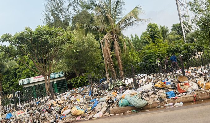 #BAMAKOESTSALE 

1- Soyons responsables et ayons honte à vivre dans ces ordures. Organisons nous 🤝🏾 

2- Après 16 ans à la tête du district, Adama Sangare n'a montré aucun résultat positif. C'était comme s'il n'existait pas. Un bilan NUL ! Zero sur 20

Credit: <a href="/plume_awanesque/">Awa Maïga</a>