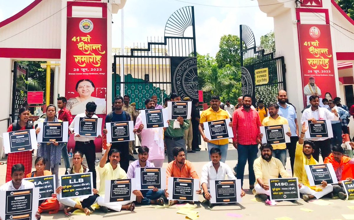 imadhvendra's tweet photo. संघर्ष निरंतर जारी है....🚩
कुलपति जी हमको संघर्ष से समाधान करवाना आता है। जुल्म और दमन से छात्रों की आवाज दबने वाली नही है।
डी.डी.यू. कुलपति होश में आओ।
#ShameonDDUVC
#IstandwithABVP
@ABVPVoice
@anandibenpatel @yagywalkya @DrRajSharan
@iGhanshyamShahi @HaridevKashi https://t.co/VvajnWRR0h