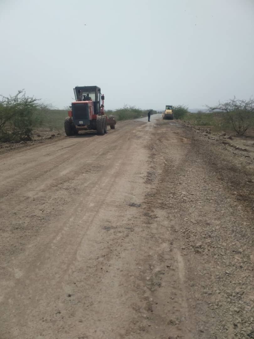 Farah_Barreh's tweet photo. Les travaux de remise en état des sections dégradées Dikhil-Doudoubalala progressent très bien. Ce matin, le préfet de la région de Dikhil a effectué une visite du chantier en cours. 
@omar_hadi 
@PortCorridor
@prefectureDik 
@TYonasayalew https://t.co/UINDwoDHCc