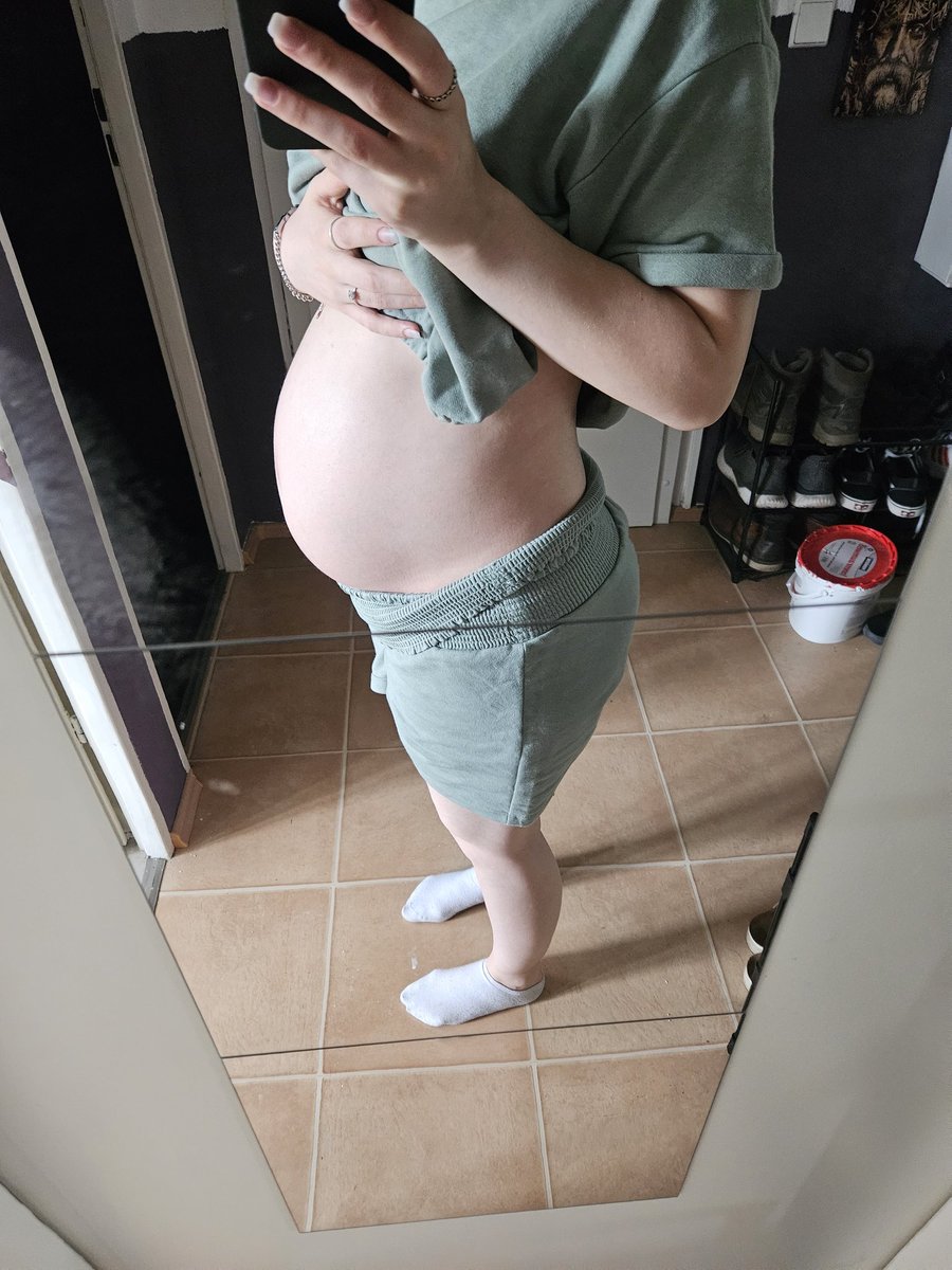 Long time no see.

Wir sind mittlerweile bei 25+3, ich muss jetzt regelmäßig BZ messen, da mein nüchternwert zu hoch war. Mittlerweile hat der Frechsdachs schöne Wachzeiten und hält mich auch mal gern vom Schlafen ab.
Nächste Woche darf ich ihn wiedersehen ❤️