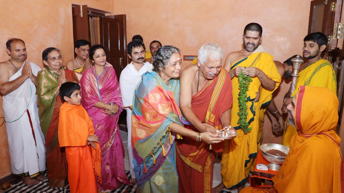 ShankaraPeetha's tweet photo. #ಸಂಘಟನಾ_ಚಾತುರ್ಮಾಸ್ಯ - ದಿನ 25

*ಸ್ವರ್ಣಪಾದುಕಾಪೂಜೆ
*ಗಣ್ಯಾಶೀರ್ವಾದ - ಶ್ರೀ ದಿನಕರ ಶೆಟ್ಟಿ, ಶಾಸಕರು

27-07-2023

#Sanghatana_Chaturmasya https://t.co/lYYG720G6O