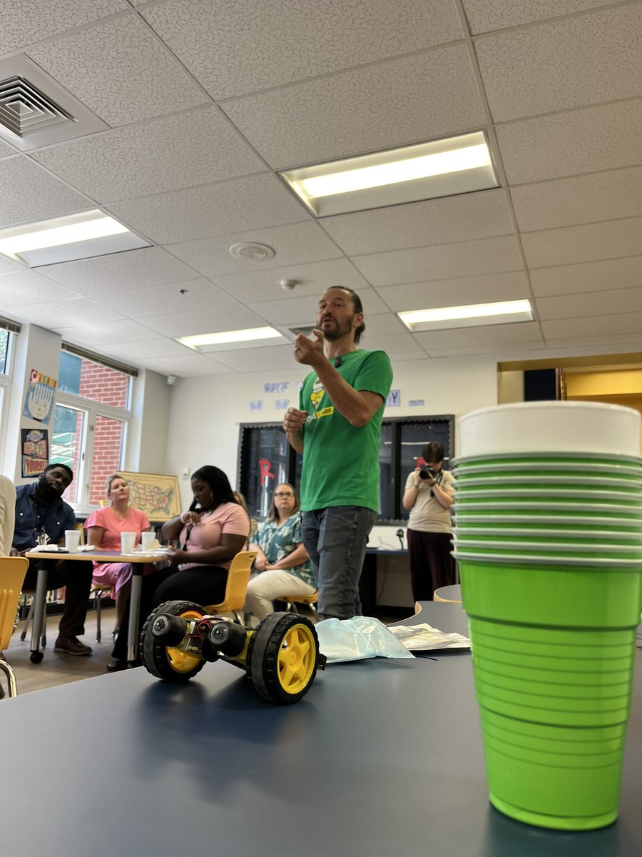 shadrak1's tweet photo. Chips for lunch! And NOT the tortilla kind! @FiriaLabsLife what a great addition to the @AplusCR CS Fundamentals lunch break! Thanks @RachelEvansEdD for bring them in! #mcsscomputerscience https://t.co/yYQ8Nwyo0N