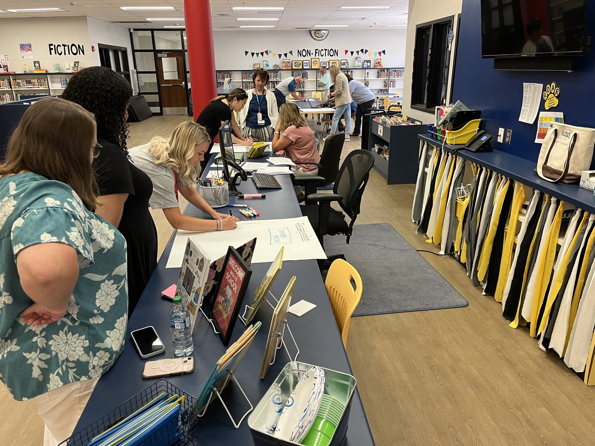 shadrak1's tweet photo. Chips for lunch! And NOT the tortilla kind! @FiriaLabsLife what a great addition to the @AplusCR CS Fundamentals lunch break! Thanks @RachelEvansEdD for bring them in! #mcsscomputerscience https://t.co/yYQ8Nwyo0N