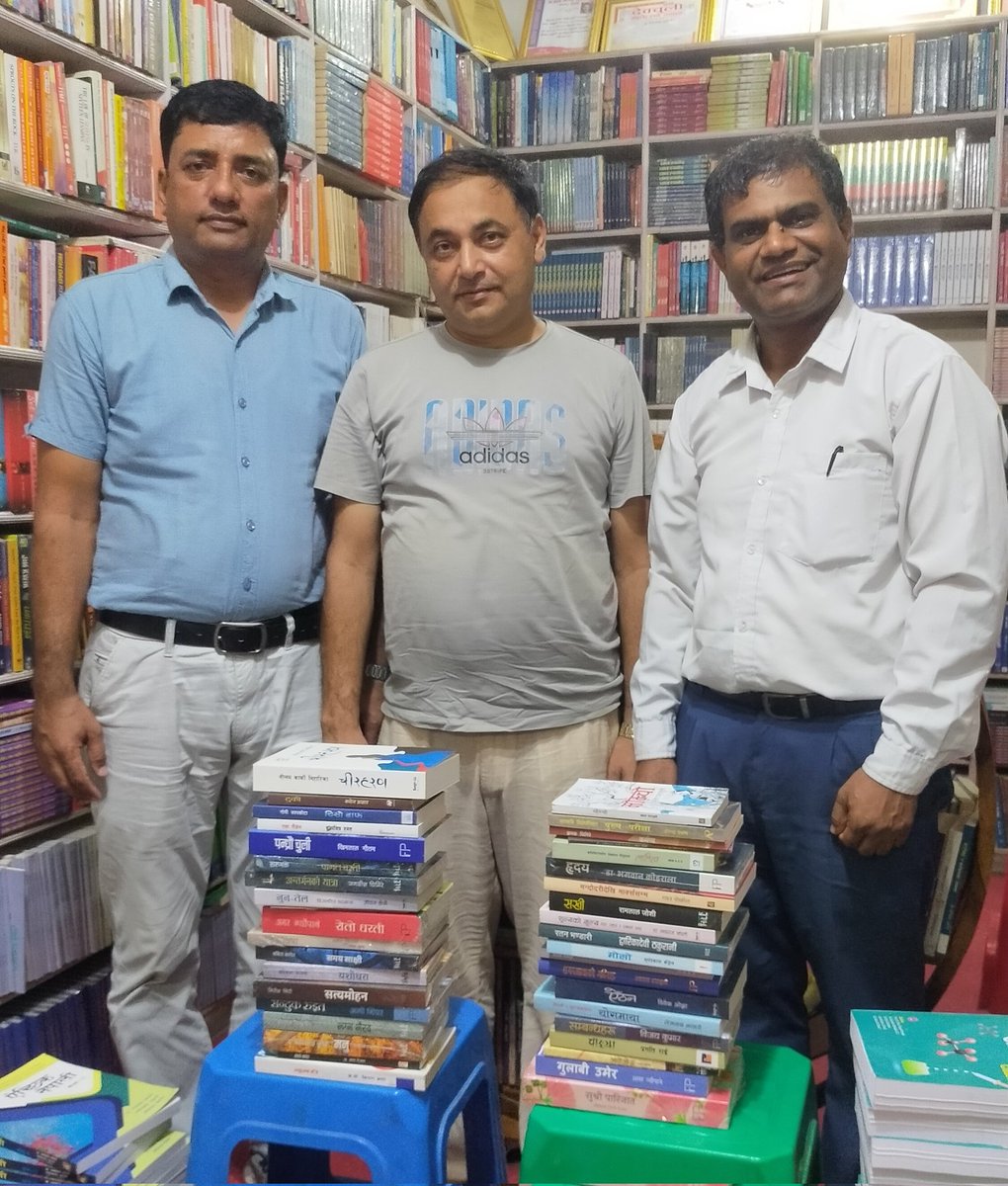रामेश्वर पुस्तकालय स्थापनाको रजत वर्षको अवसरमा देवघाटस्थित रामजानकी कन्या गुरुकुलमका विद्यार्थीहरूलाई पुस्तक वितरणार्थ पुस्तक संयोजन गर्नुहुँदै पुस्तकालयका अध्यक्ष माधव देवकोटा, निवर्तमान अध्यक्ष बालकृष्ण थपलिया र कोषाध्यक्ष सतिस रानाभाट सम्पूर्ण किताबमा ।