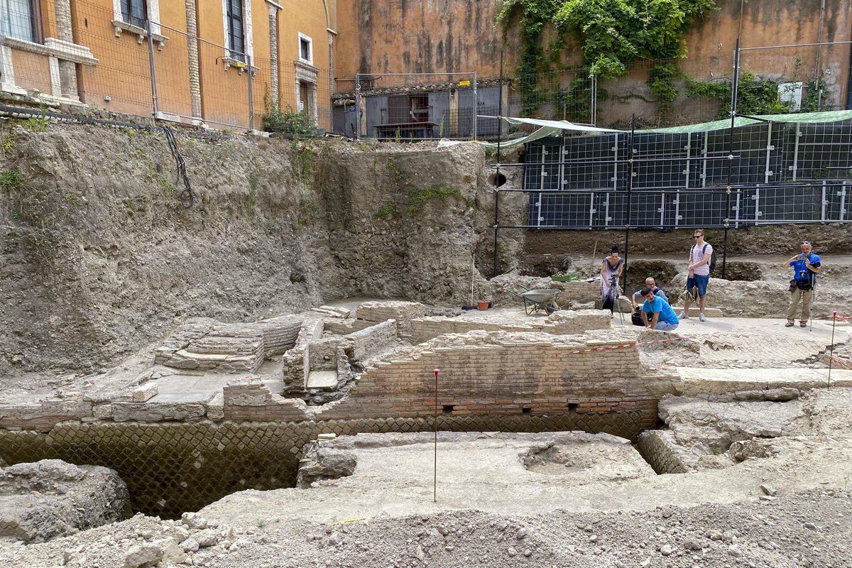 Milenio's tweet photo. #Fotogalería | Querían construir un estacionamiento… y descubren teatro del emperador Nerón en Italia

El hallazgo se produjo tras el inicio de las obras para la construcción del estacionamiento del nuevo hotel en el patio del Palacio de la Rovere, un edificio renacentista levantado en el siglo XV sobre construcciones medievales. Durante más de mil años sólo se tuvo constancia de la existencia del teatro por textos antiguos, que ya fueron verificados por arqueólogos.

El Theatrum Neronis fue un gran teatro con capacidad para miles de espectadores, que habitualmente disfrutaba el emperador Nerón, gran aficionado a las artes y recordado por subirse a lo escenarios romanos a recitar poesías, ante la familia imperial, sus círculos más cercanos y, en ocasiones especiales, un público más amplio.

https://t.co/GLlMS1hwQb