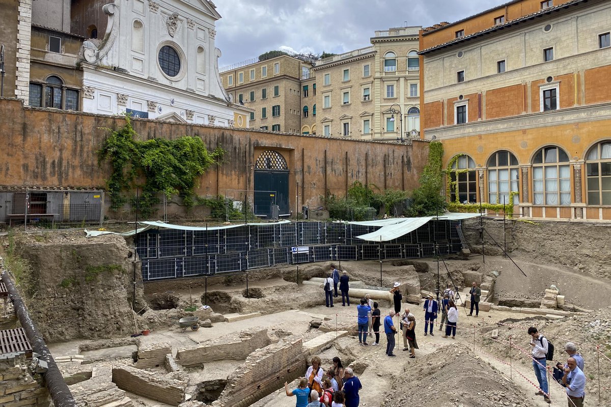 Milenio's tweet photo. #Fotogalería | Querían construir un estacionamiento… y descubren teatro del emperador Nerón en Italia

El hallazgo se produjo tras el inicio de las obras para la construcción del estacionamiento del nuevo hotel en el patio del Palacio de la Rovere, un edificio renacentista levantado en el siglo XV sobre construcciones medievales. Durante más de mil años sólo se tuvo constancia de la existencia del teatro por textos antiguos, que ya fueron verificados por arqueólogos.

El Theatrum Neronis fue un gran teatro con capacidad para miles de espectadores, que habitualmente disfrutaba el emperador Nerón, gran aficionado a las artes y recordado por subirse a lo escenarios romanos a recitar poesías, ante la familia imperial, sus círculos más cercanos y, en ocasiones especiales, un público más amplio.

https://t.co/GLlMS1hwQb