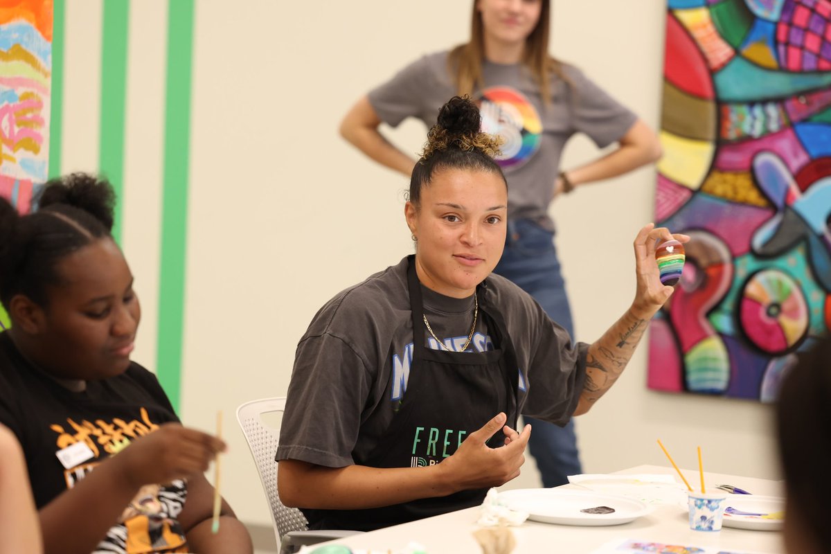 Spreading kindness one rock at a time 😊 Earlier this week, @PHEEsespieces @lovediamond01, @kaymac_2123 & @LA_Cruisen visited @bigstwincities offices and painted Kindness Rocks with our Lynx Dream Team presented by @UHC