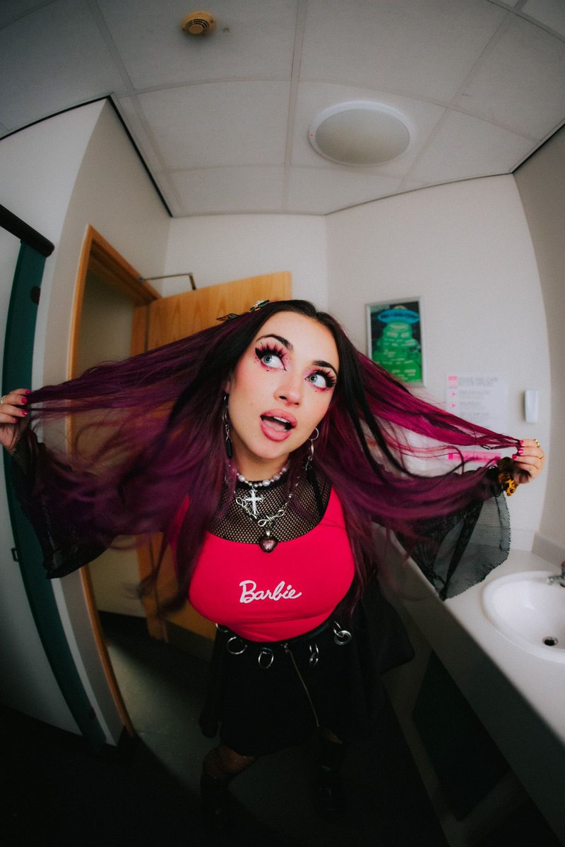 BronnieMusic's tweet photo. IT’S THIS BARBIES BIRTHDAY TODAY 🤪🩷 thanks for all the love! stream ‘ur ex gf’ for my bday prezzie 😏 https://t.co/CqG6T3prWf