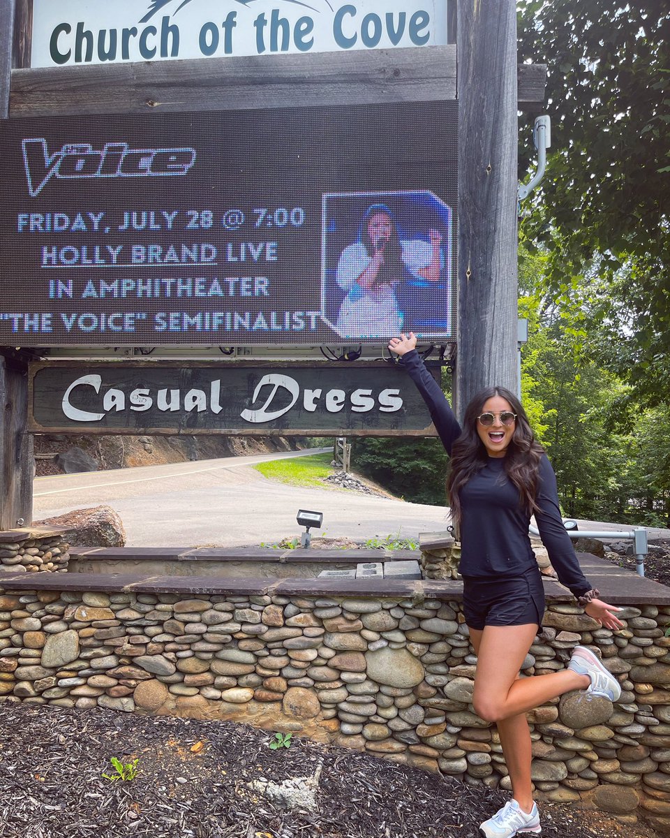 Does this count as seeing my name in lights?? 🤩 so excited for tomorrow night!! 

#hollybrand #hollybrandthevoice #christianmusic #christianartist #countrymusic #countryartist #thevoiceseason23 #teamkelly