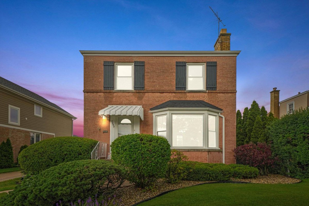 habloft's tweet photo. Listing Address: 7352 N Oleander Avenue, Chicago, IL 60631

Listing Price: $677,700

Schedule a showing and request more information here: https://t.co/8WD5Bi0oEj https://t.co/GRcli6nnRP