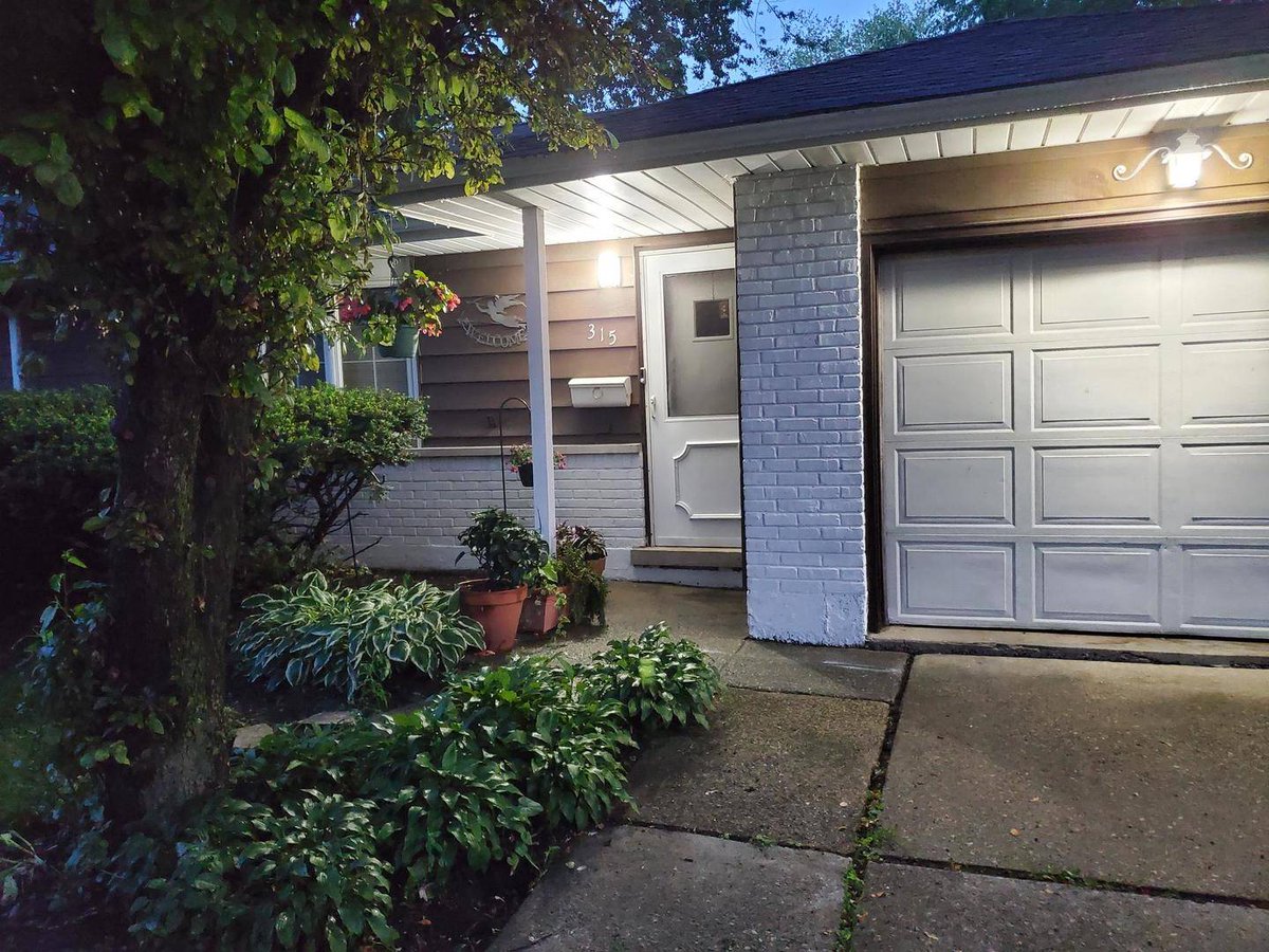 habloft's tweet photo. 315 Wayne Street, Park Forest, IL 60466 just hit the market!

Take a look at this awesome space: 

https://t.co/jUGrFVtAa7 https://t.co/TjnyLxbfrb