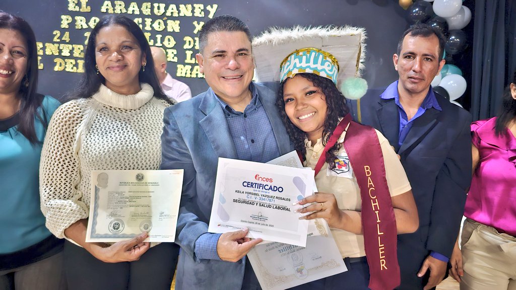 WuikelmanAngelP's tweet photo. Muy contento y emocionado por haber sido el padrino de la XI promoción de la Unidad Educativa "El Araguaney" de La Vega, donde 44 nuevos bachilleres cursaron formaciones productivas del @Incesocialista 
#MaduroSíVa #BachillerProductivoInces https://t.co/BpSzhMJwxg